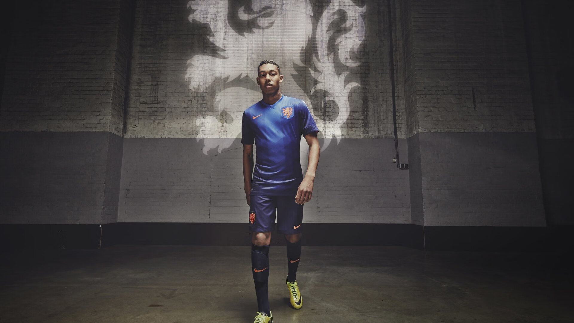 “青训基地引入国际先进设备，培养更具竞争力的人才”，青训中心